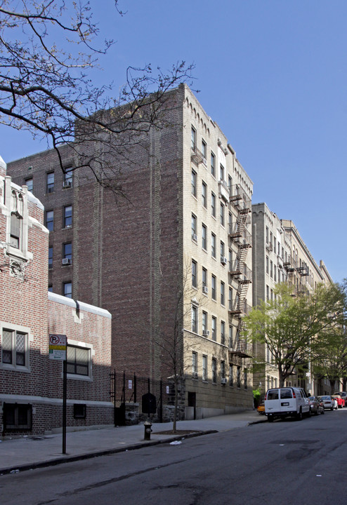 15 Magaw Place in New York, NY - Building Photo