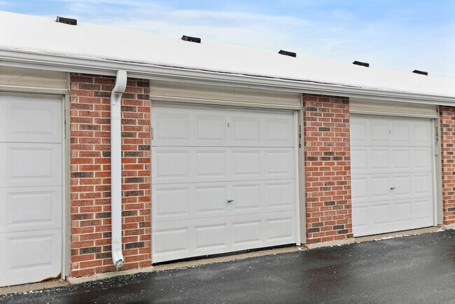 1330 Cunat Ct, Unit 1F in Lake In The Hills, IL - Building Photo - Building Photo