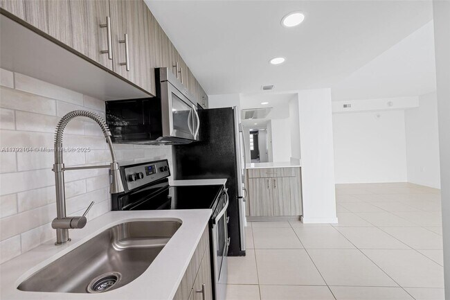 910 West Ave in Miami Beach, FL - Building Photo - Building Photo