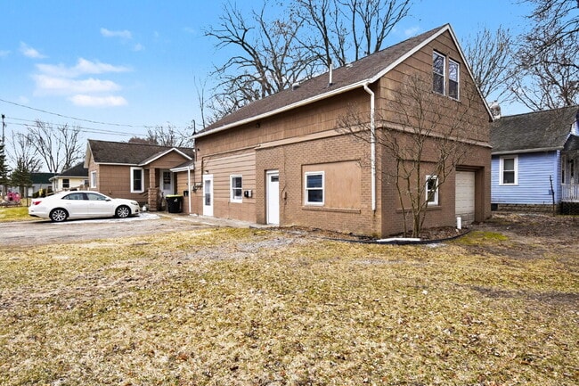 property at 906 E Pine St