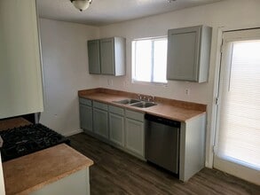 1828 Desert Breeze Dr SW in Albuquerque, NM - Building Photo - Building Photo