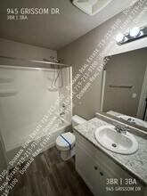 945 Grissom Dr. in Colorado Springs, CO - Foto de edificio - Building Photo