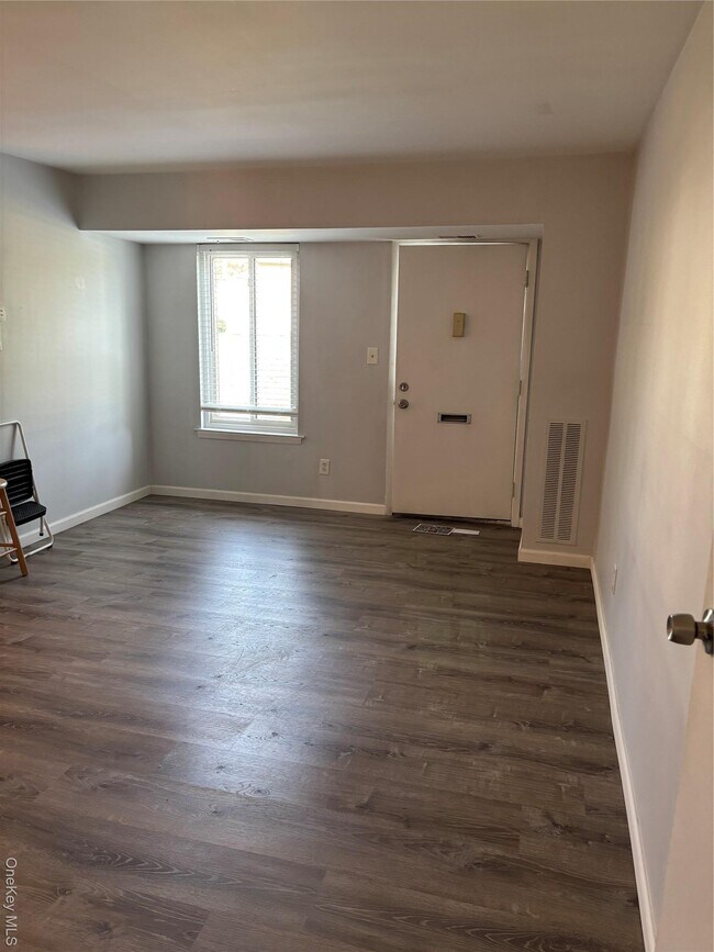 3 Osage Ct in Coram, NY - Building Photo - Building Photo