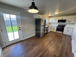 4081 N Attu St in Portland, OR - Building Photo - Building Photo