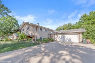 1625 Pierce Rd in Hoffman Estates, IL - Building Photo - Building Photo