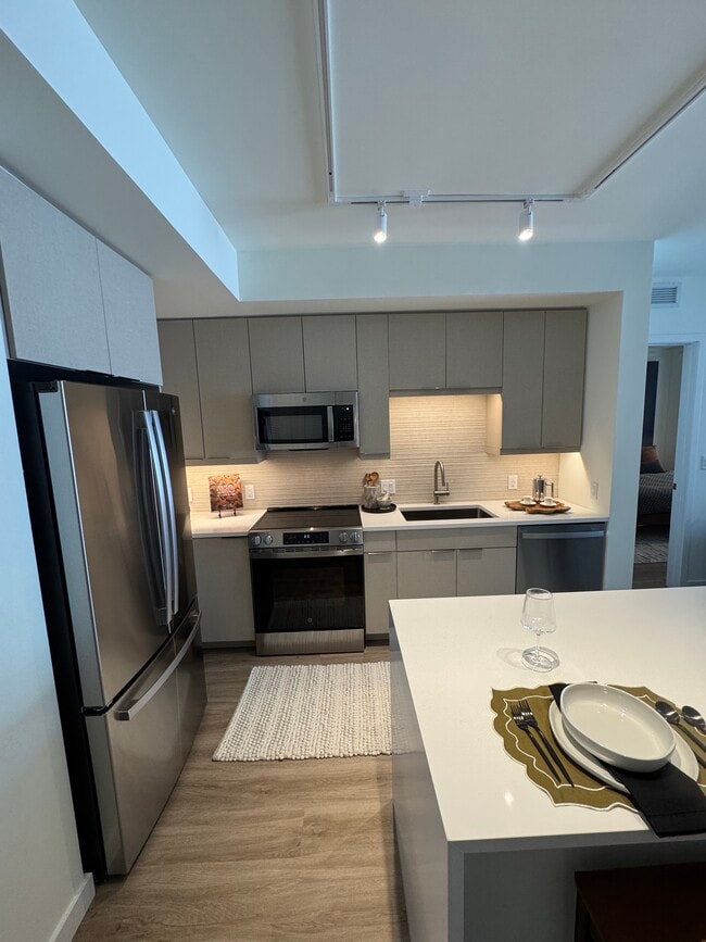 144 NW 32nd St, Unit B1 in Miami, FL - Building Photo - Building Photo