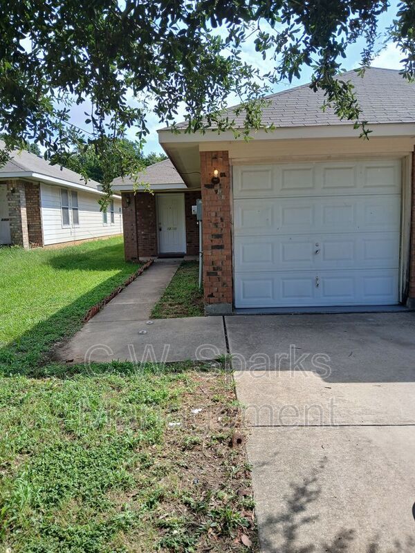 13655 Biggs St in Dallas, TX - Building Photo - Building Photo