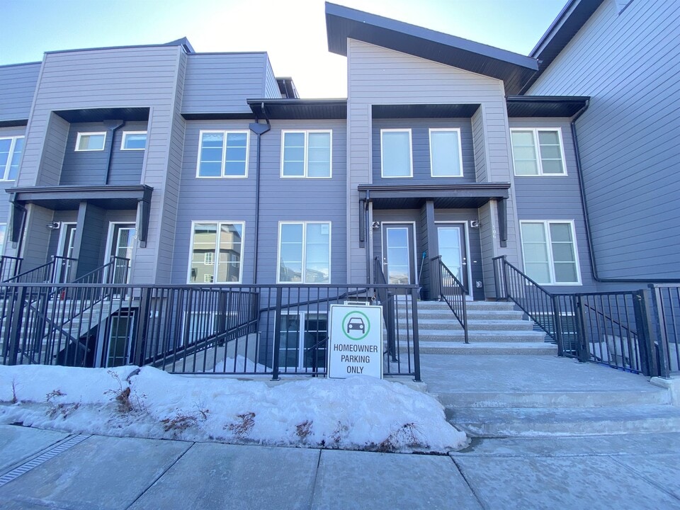 260-260 Rowley Way NW in Calgary, AB - Building Photo