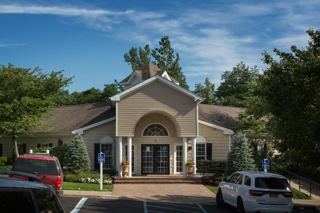 1008 Vista View Dr in Farmingville, NY - Foto de edificio - Building Photo