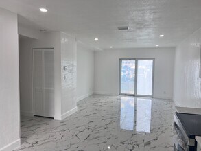 Royal Palm Vista Apartments in Dania, FL - Building Photo - Building Photo