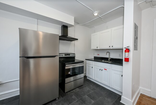 1384 W 83rd St, Unit 404 in Cleveland, OH - Building Photo - Building Photo