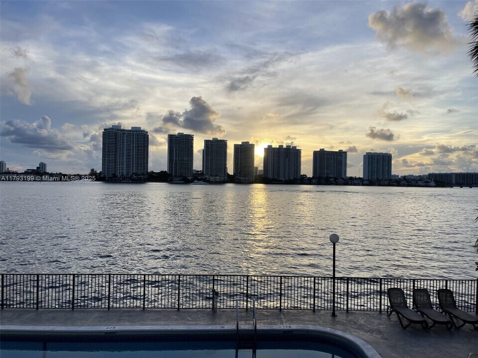 17600 N Bay Rd in Sunny Isles Beach, FL - Building Photo