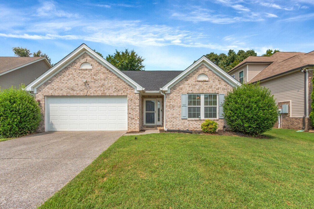 1035 Daniel Ln in Spring Hill, TN - Foto de edificio