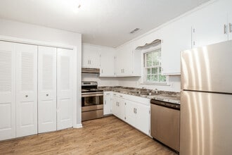 887 Timberlake Dr, Unit 2 in Lynchburg, VA - Building Photo - Building Photo