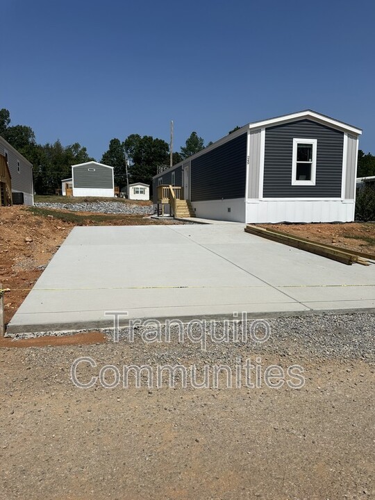 135 Hubert Dr in Dickson, TN - Building Photo