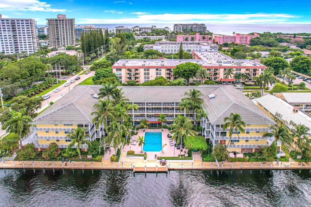 The Royal Colonial Apartments in Boca Raton, FL - Foto de edificio