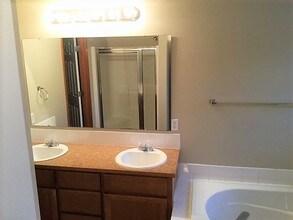 5321 166th St Ct E in Tacoma, WA - Foto de edificio - Building Photo