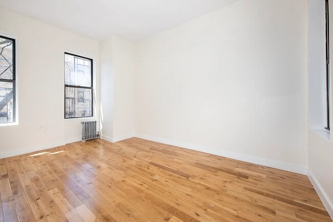 679 Grandview Ave, Unit 2 in Ridgewood, NY - Foto de edificio - Building Photo