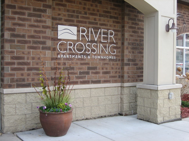 River Crossing Apartments & Townhomes in St. Paul, MN - Foto de edificio - Building Photo