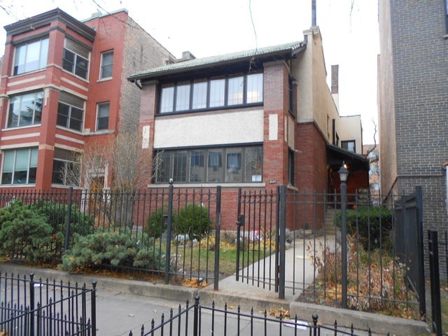 property at 5840 N Kenmore Ave