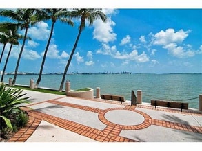 540 Brickell Key Dr in Miami, FL - Foto de edificio - Building Photo