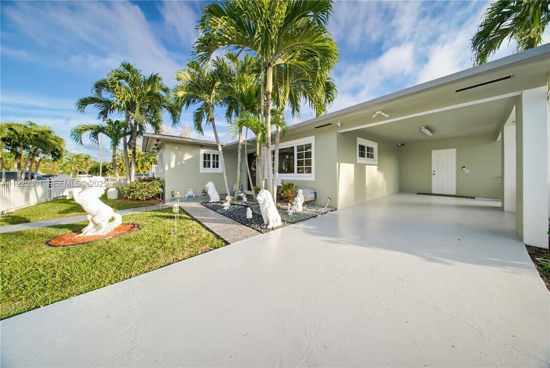 300 NE 175th St in North Miami Beach, FL - Building Photo