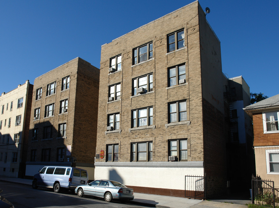 145 Livingston Avenue in Yonkers, NY - Foto de edificio