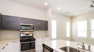 1304 Creekbank Dr in McKinney, TX - Foto de edificio - Building Photo