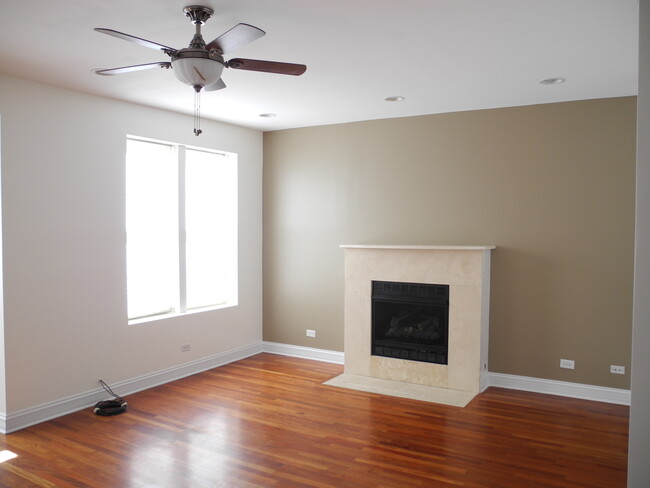 1520 E Marquette Rd, Unit 2B in Chicago, IL - Foto de edificio - Building Photo