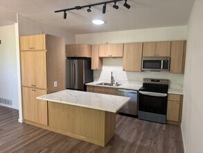 940 J St in Davis, CA - Foto de edificio - Building Photo