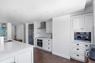 909 Burrard St in Vancouver, BC - Building Photo - Building Photo