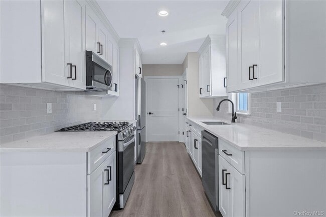 110 School St, Unit 8 in Glen Cove, NY - Building Photo - Building Photo