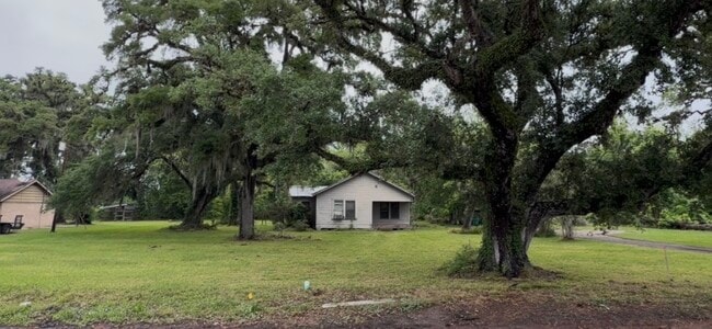 1501 S Columbia Dr in West Columbia, TX - Building Photo - Building Photo