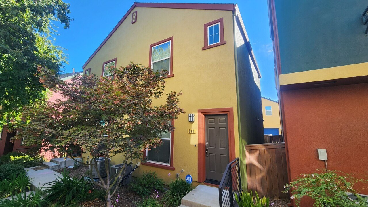 840 Bronze Ln in West Sacramento, CA - Building Photo