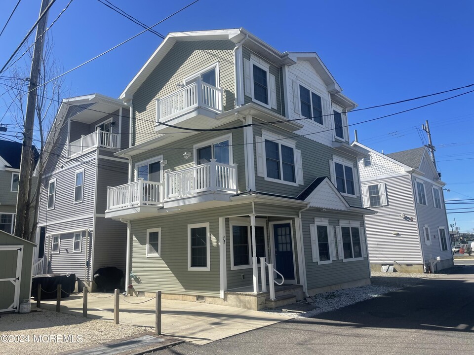 73 Channel Way in Lavallette, NJ - Foto de edificio