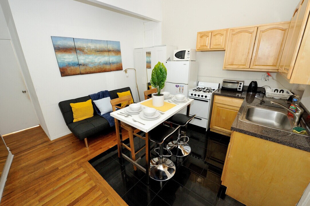 416 W 46th St in New York, NY - Building Photo