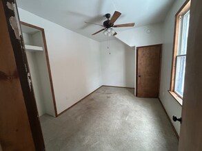 102 S Main St in Harrisville, PA - Foto de edificio - Building Photo