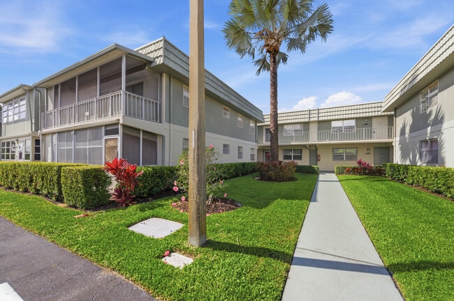 284 Flanders F in Delray Beach, FL - Building Photo - Building Photo