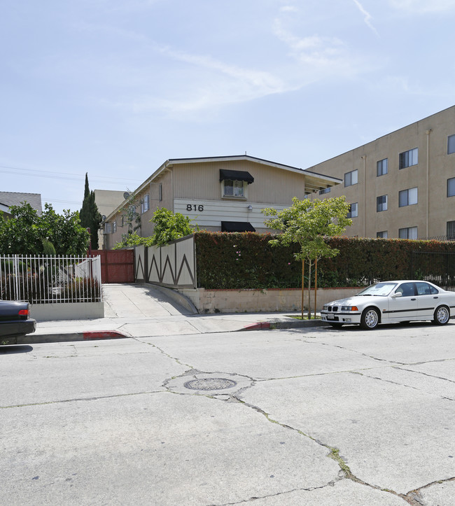 816 Gramercy Dr in Los Angeles, CA - Foto de edificio - Building Photo