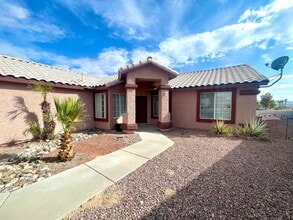 2032 Desert Palms Dr in Fort Mohave, AZ - Foto de edificio - Building Photo