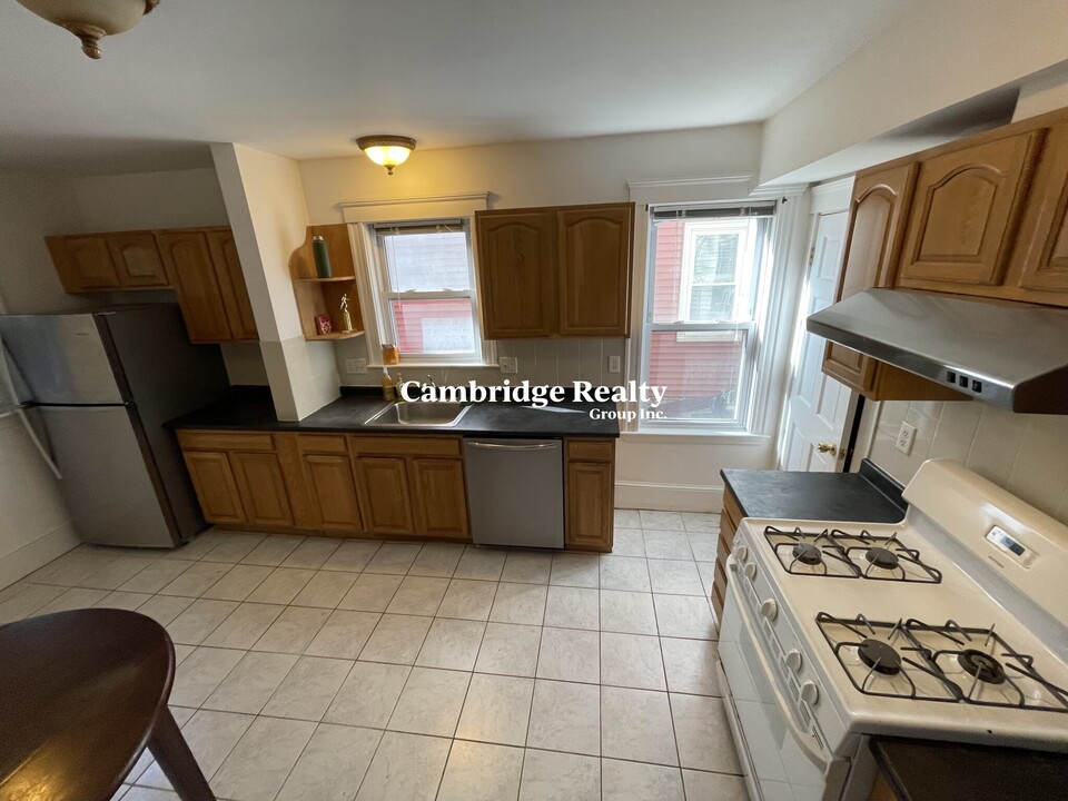26 Washburn Ave, Unit 1T in Cambridge, MA - Building Photo