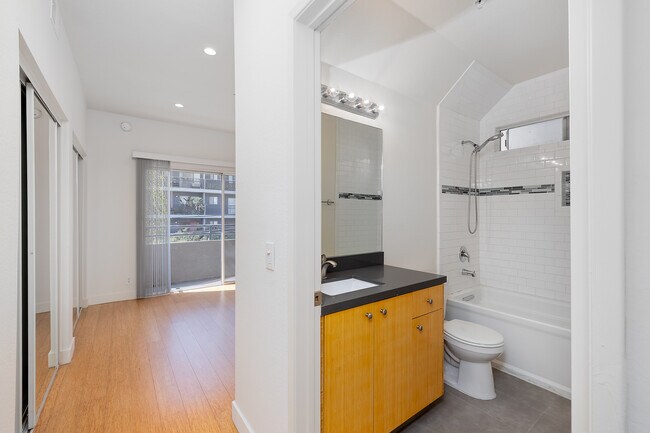 Sierra Ridge Apartments in Los Angeles, CA - Building Photo - Interior Photo