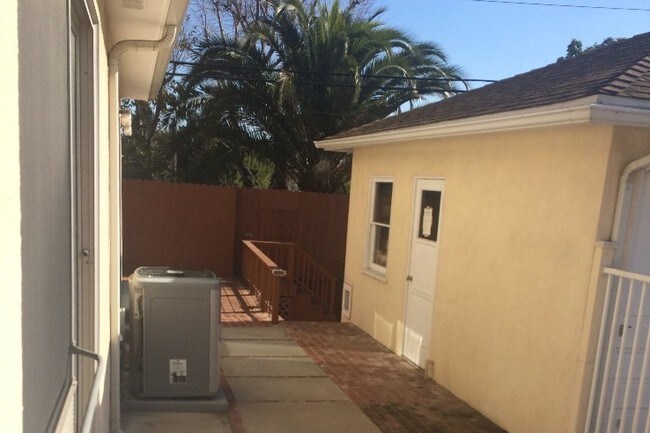 7500 Denrock Ave in Westchester, CA - Foto de edificio - Building Photo