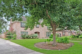16611 Brenton Oaks Dr in Spring, TX - Foto de edificio - Building Photo