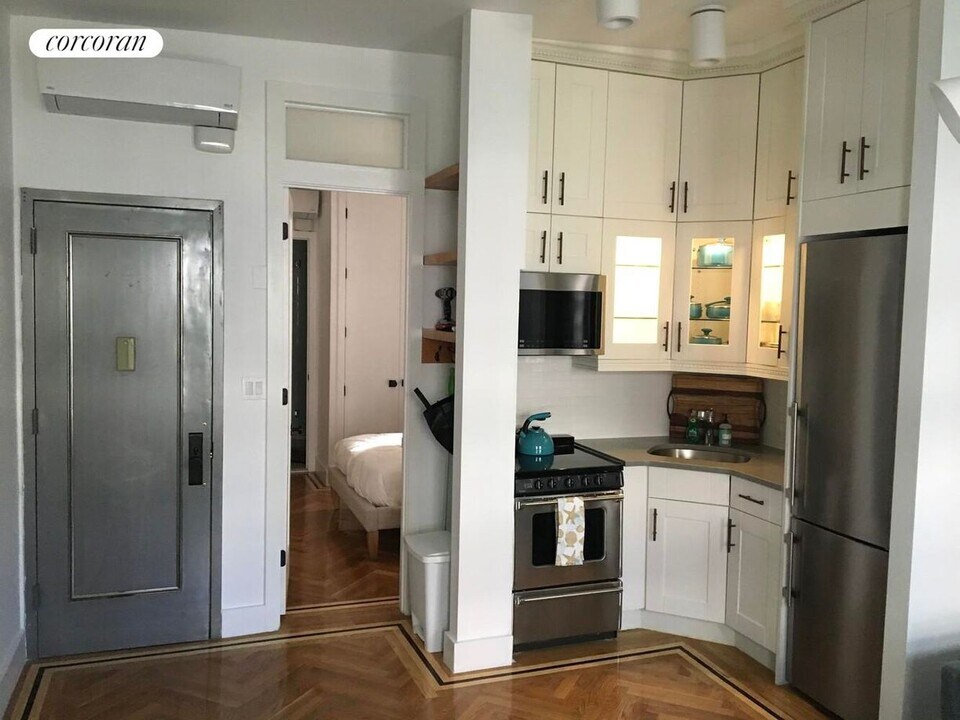 324 W 47th St in New York, NY - Building Photo