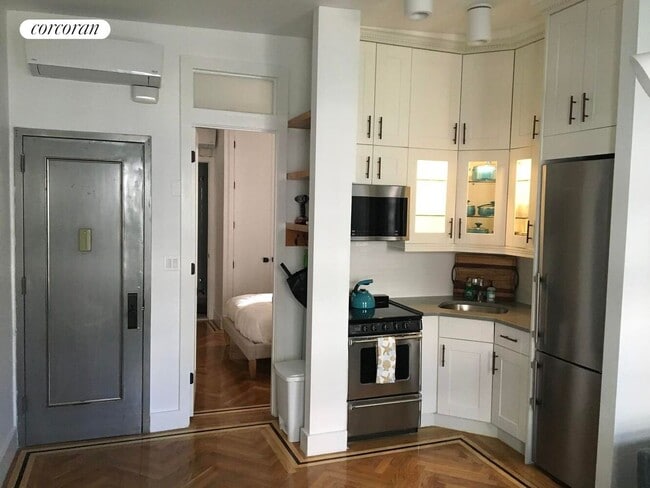 324 W 47th St