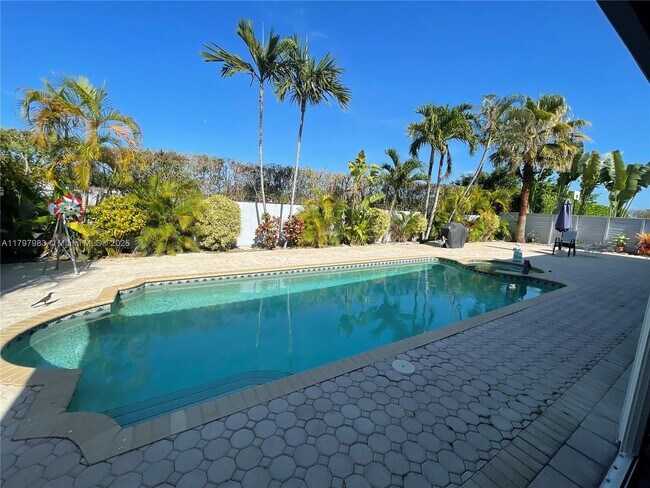 15957 NW 77th Pl in Miami Lakes, FL - Building Photo - Building Photo