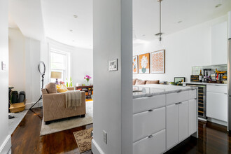 46 Cameron St, Unit 40-3 in Brookline, MA - Foto de edificio - Building Photo