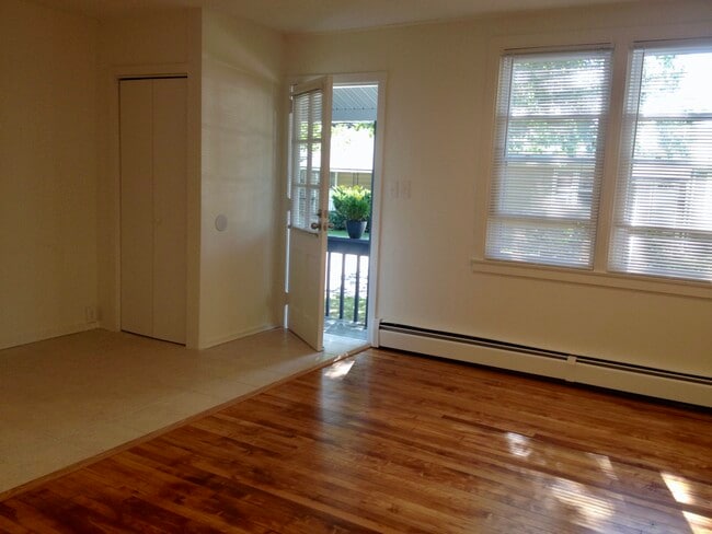 23 Degraw Ave, Unit 23 Degraw Ave in Clifton, NJ - Foto de edificio - Building Photo