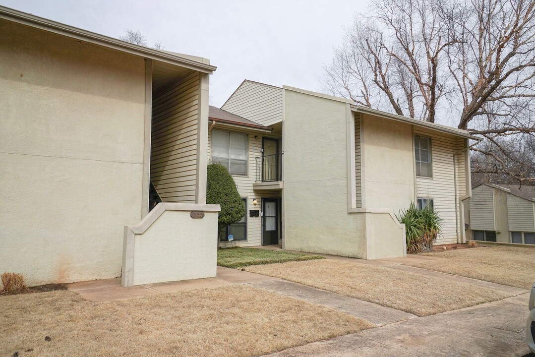 833 Cardinal Creek Blvd in Norman, OK - Foto de edificio